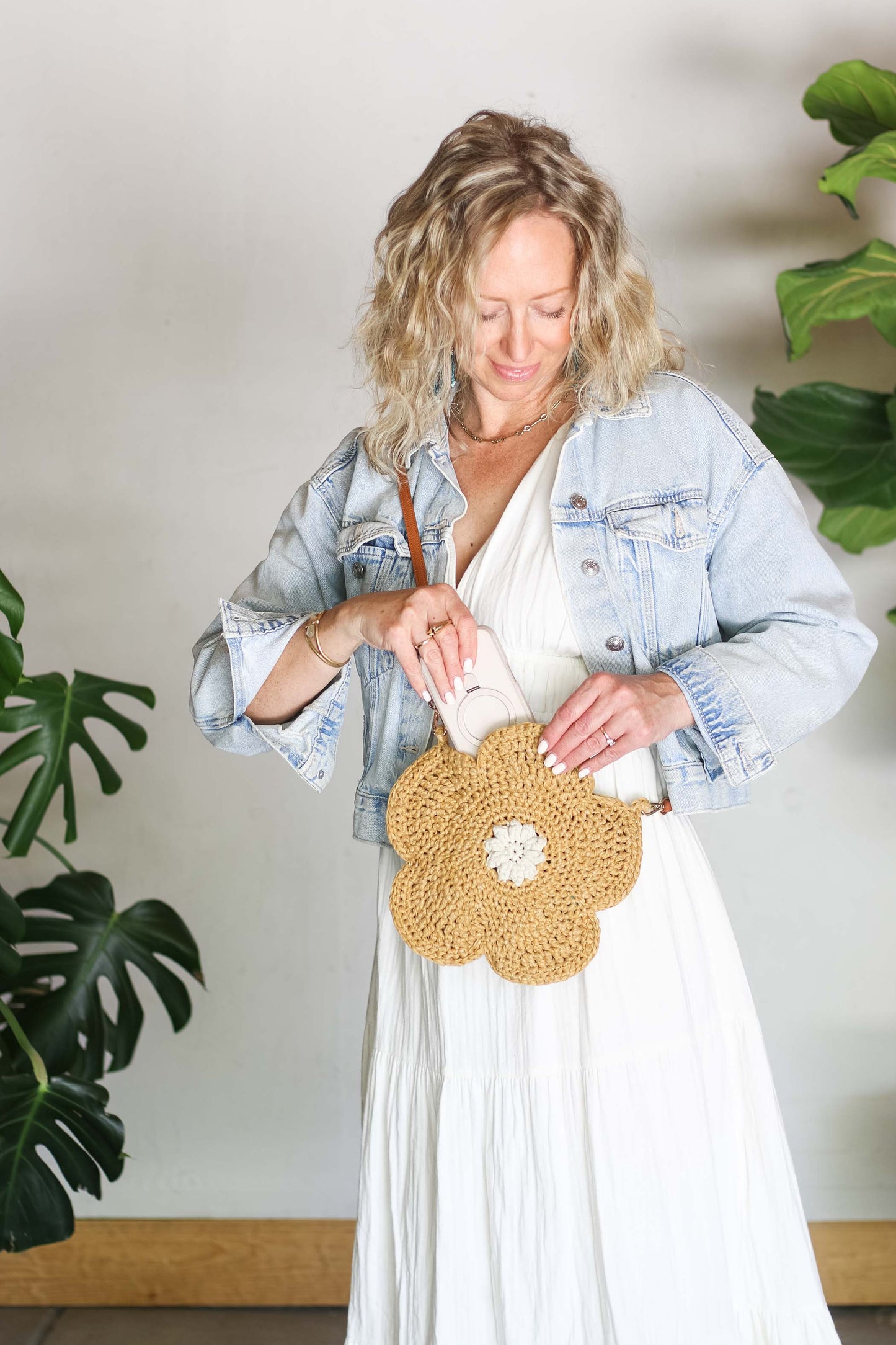 Dainty Daisy Purse Crochet Pattern